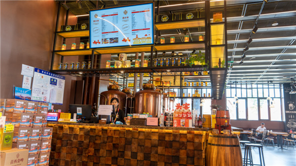 在金沙灘啤酒城青島精釀金啤體驗館品嘗“醉”鮮、“醉”爽精釀