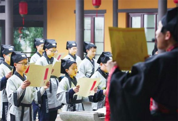 《青島龍湖龍譽(yù)城 | 龍小湖上學(xué)季『國(guó)學(xué)有禮』，書簡(jiǎn)三字經(jīng)免費(fèi)領(lǐng)！》