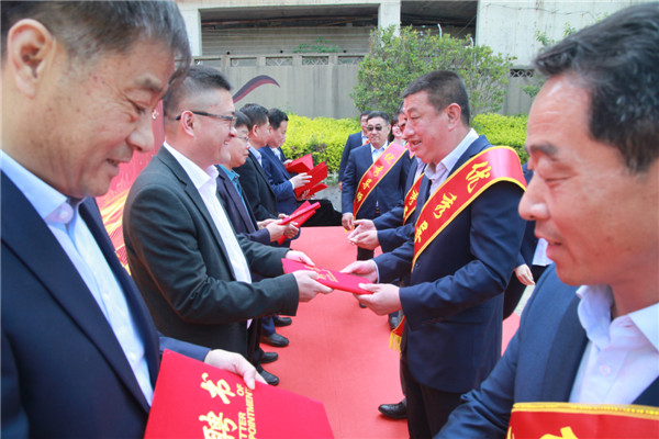 青島水務(wù)海潤(rùn)自來水集團(tuán)舉辦員工實(shí)作室、青年技術(shù)人才培訓(xùn)基地啟動(dòng)暨導(dǎo)師帶徒簽約儀式