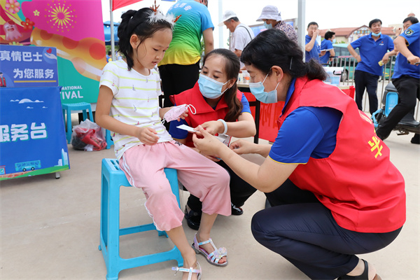 兩天運(yùn)客近20萬(wàn) 啤酒節(jié)背后的青島真情