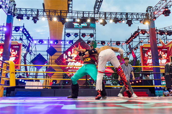 8米空中舞臺(tái)抬頭就能看！金沙灘啤酒城“夠吸睛”  