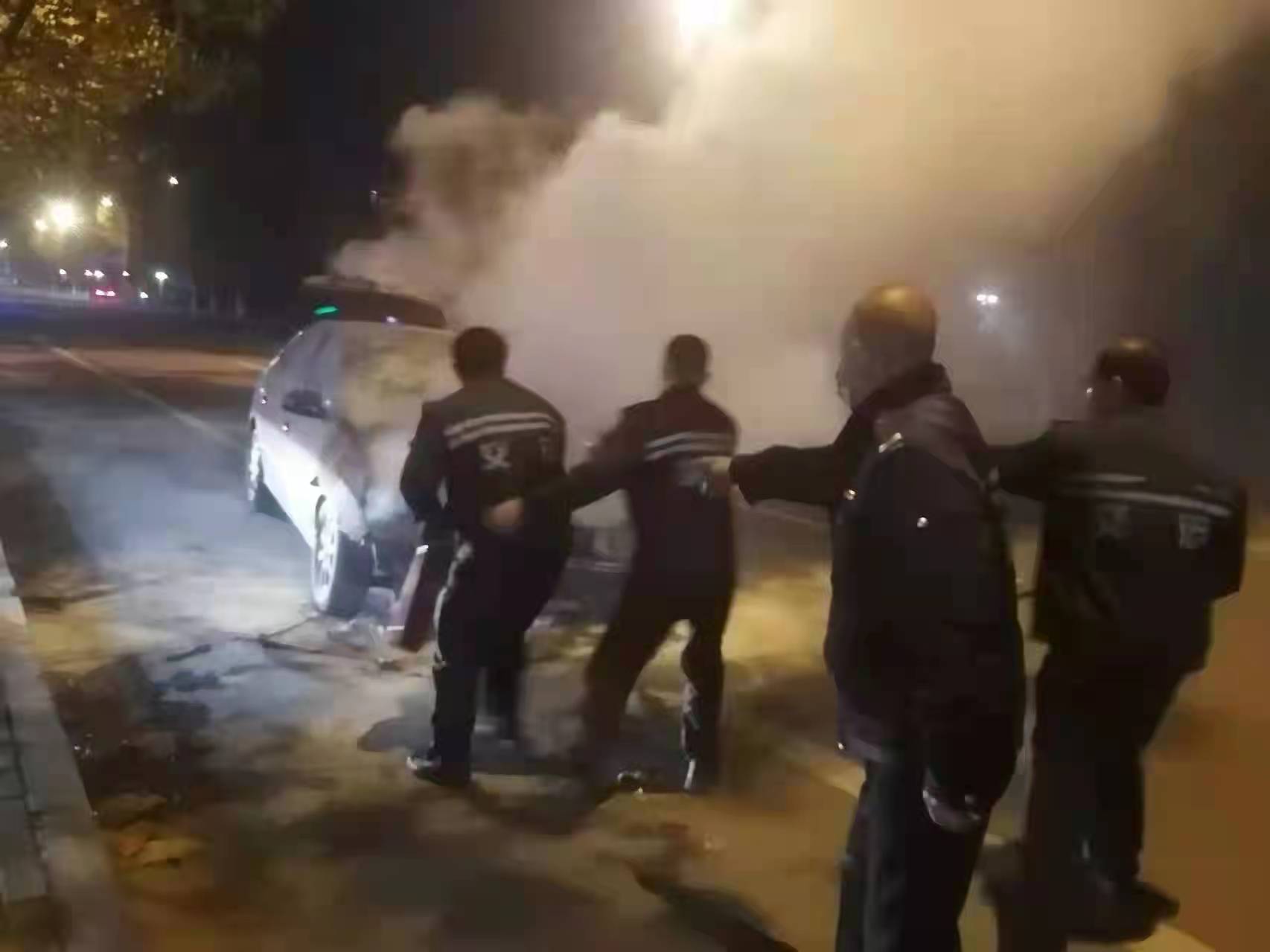 路遇轎車自燃險(xiǎn)情，交運(yùn)好人接力救火感人