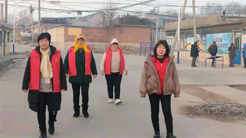 青島萊西:網(wǎng)格員、志愿者巡防，助力＂平安南墅＂建設(shè)