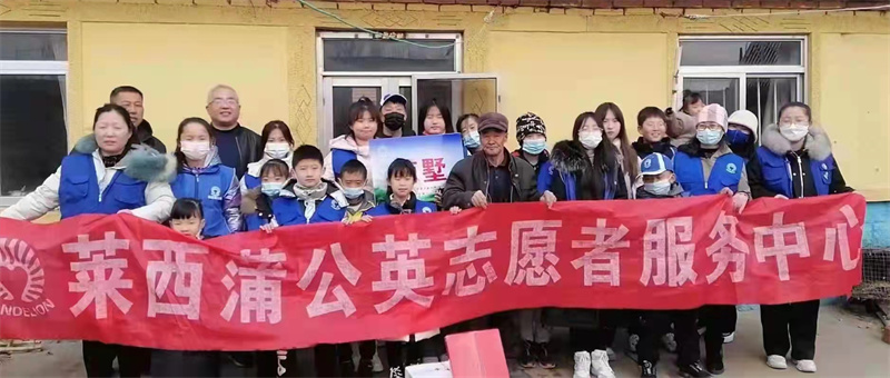 青島萊西水集街道月湖街社區(qū)開展“撿煙頭、倡文明”志愿服務(wù)活動(dòng)