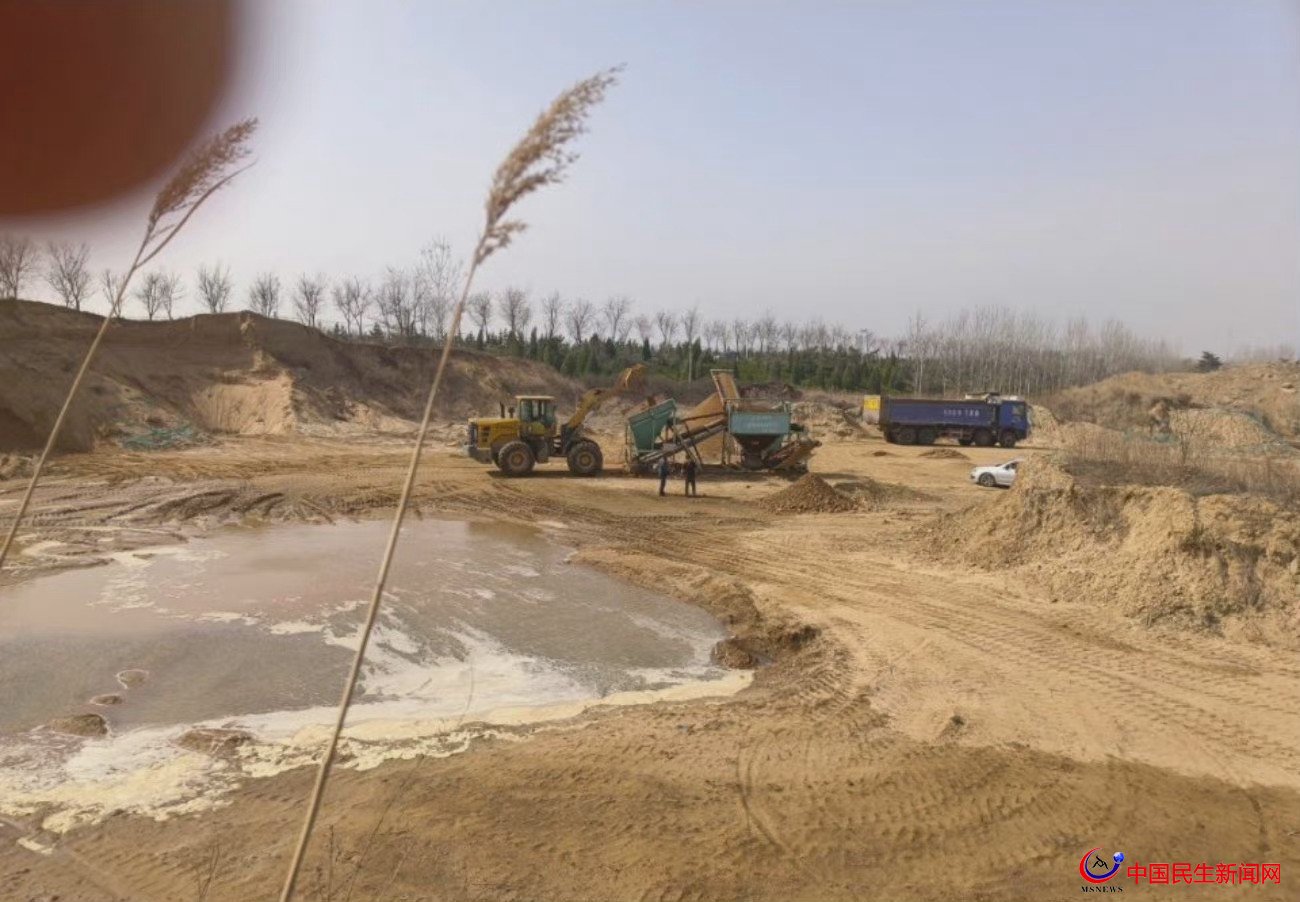 青島市即墨區(qū)飲用水源地移風(fēng)鎮(zhèn)七級水管所后面在違法洗沙 難道是一家？