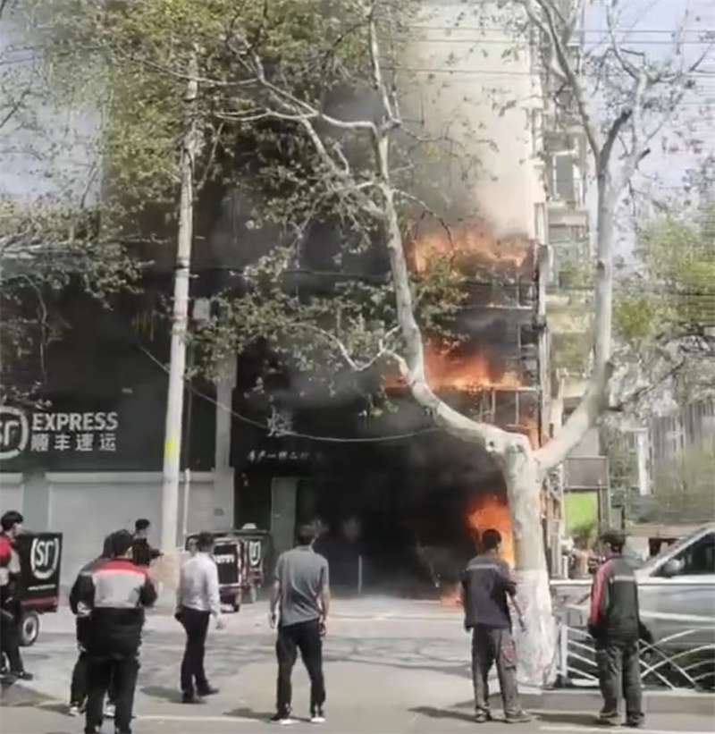 大白天膠州一門頭招牌起火自燃 差點火燒連營