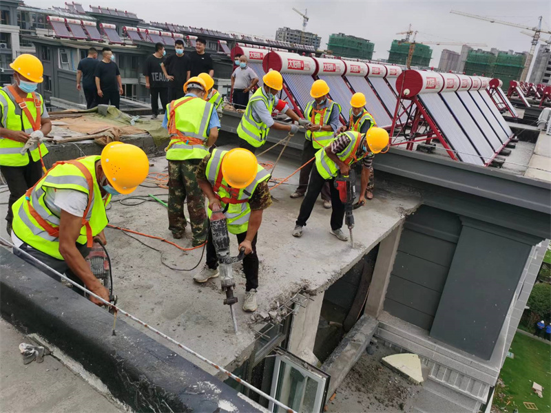 贛榆區(qū)城管局重拳出擊，對城區(qū)小區(qū)內(nèi)違法建設(shè)進行全面拆除