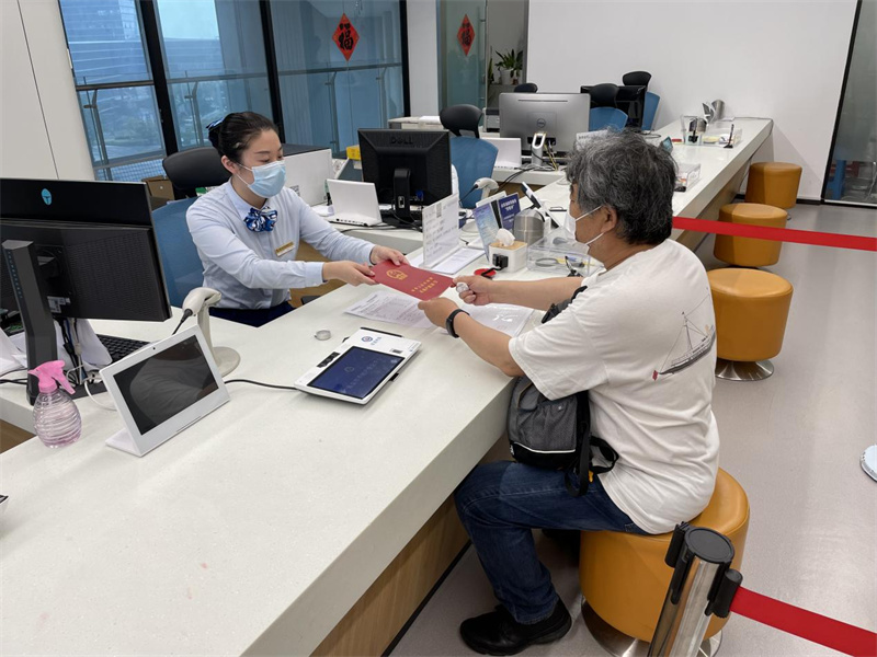 當幸福來敲門！嶗山臥龍山莊第一戶成功領(lǐng)證