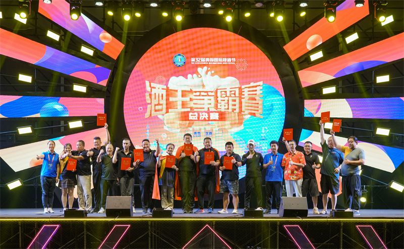 任光超奪下酒王爭霸賽“12連冠”，62歲青島大姨樊麗萍斬獲“女酒王”