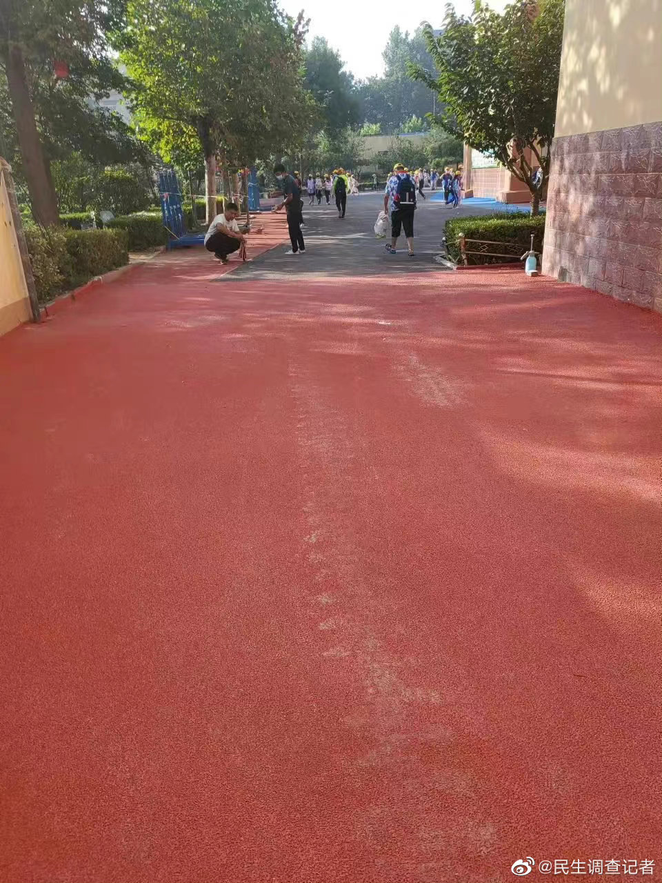 青島經(jīng)濟技術(shù)開發(fā)區(qū)實驗小學(xué)“大修”讓孩子與老師在“毒氣”中上課