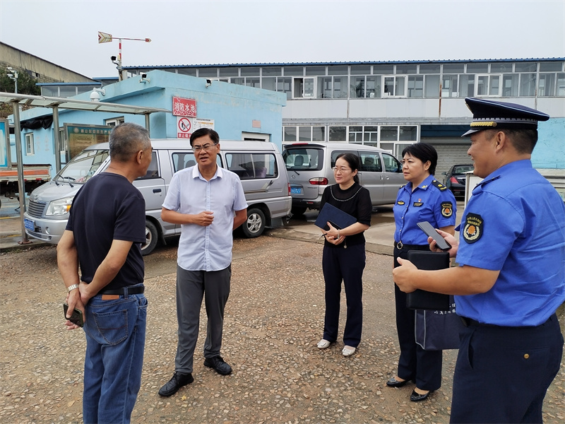 國(guó)慶假期，青島市區(qū)兩級(jí)城管聯(lián)動(dòng)擰緊燃?xì)狻鞍踩y”