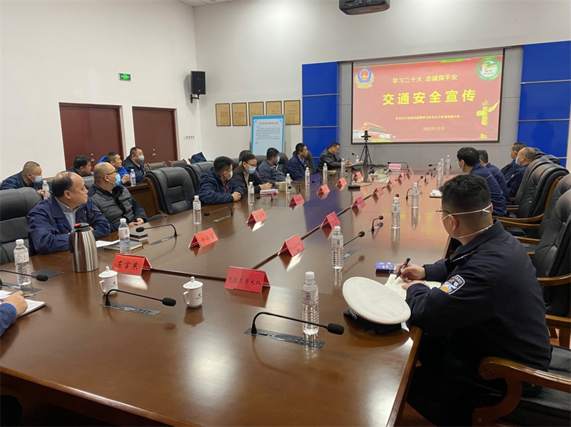 筑牢冬季交通安全防線，青島市北交警走進(jìn)企業(yè)開展“一盔一帶”安全教育