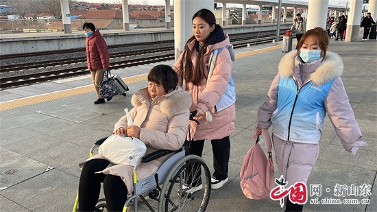 青島即墨：志愿服務(wù)暖人心，護(hù)航春運(yùn)添溫度