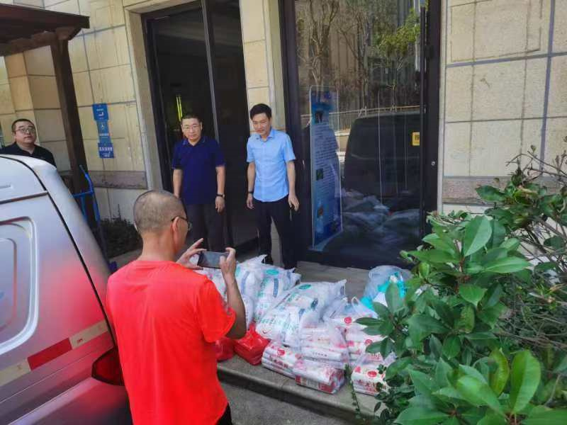 嶗山區(qū)馬拉松運動協(xié)會開展“致敬崢嶸歲月，情暖退役軍人”活動