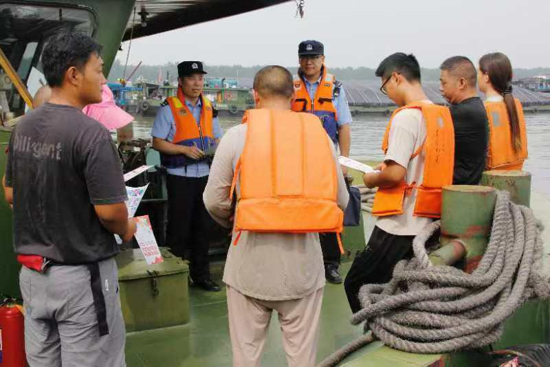 中秋前夕 長江航運公安局南京分局棲霞派出所水上警務隊民警送安全“到船頭”