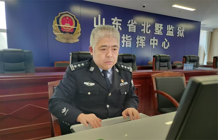 青島故事丨“你不醒，我不敢老！你在，家就在！”青島民警王海亮19年守護“植物人”妻子，讓人看到愛的模樣