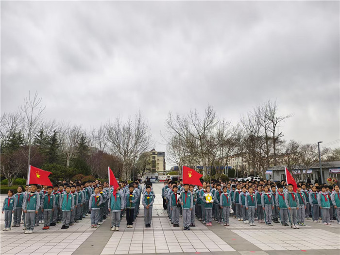 “清明追思祭英烈 薪火相傳勇?lián)?dāng)” —— 膠州市大同小學(xué)開展清明節(jié)祭奠先烈活動