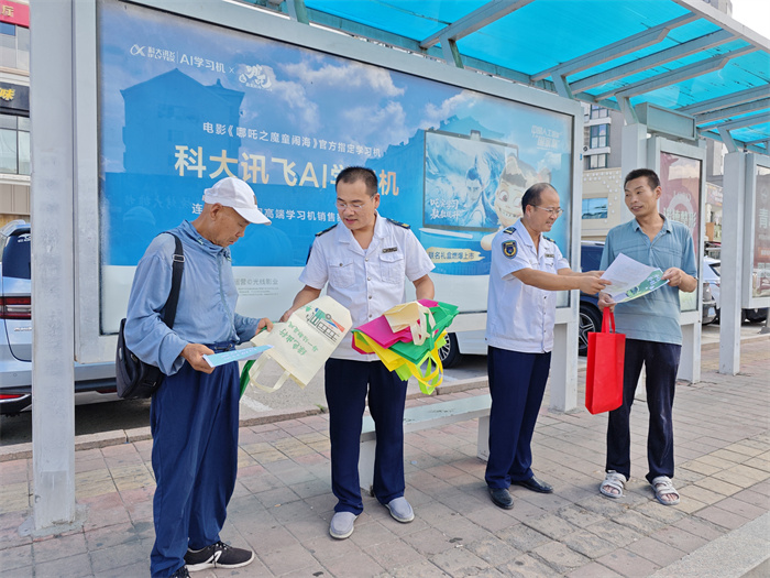城陽巴士“誠載美好?螢火之光”志愿者助力綠色出行月，倡導(dǎo)低碳生活新方式