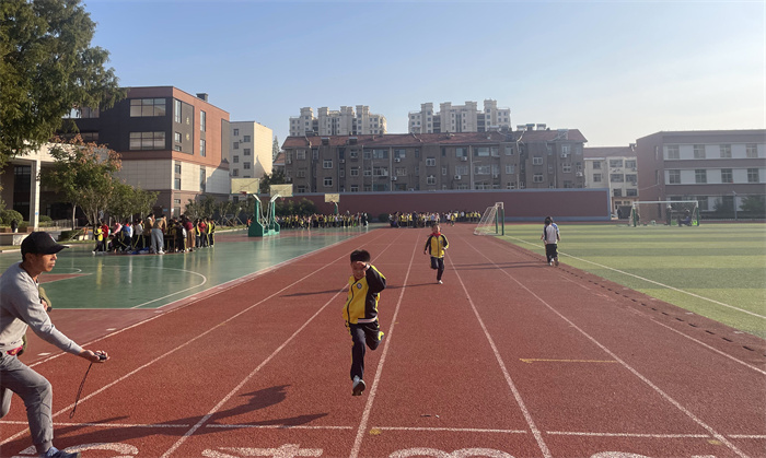 青島西海岸新區(qū)實(shí)驗(yàn)小學(xué)：分級(jí)部推進(jìn)體測(cè)工作，全員健康工程扎實(shí)落地